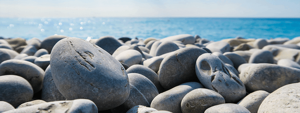 Novus large pebbles with the sea in the background